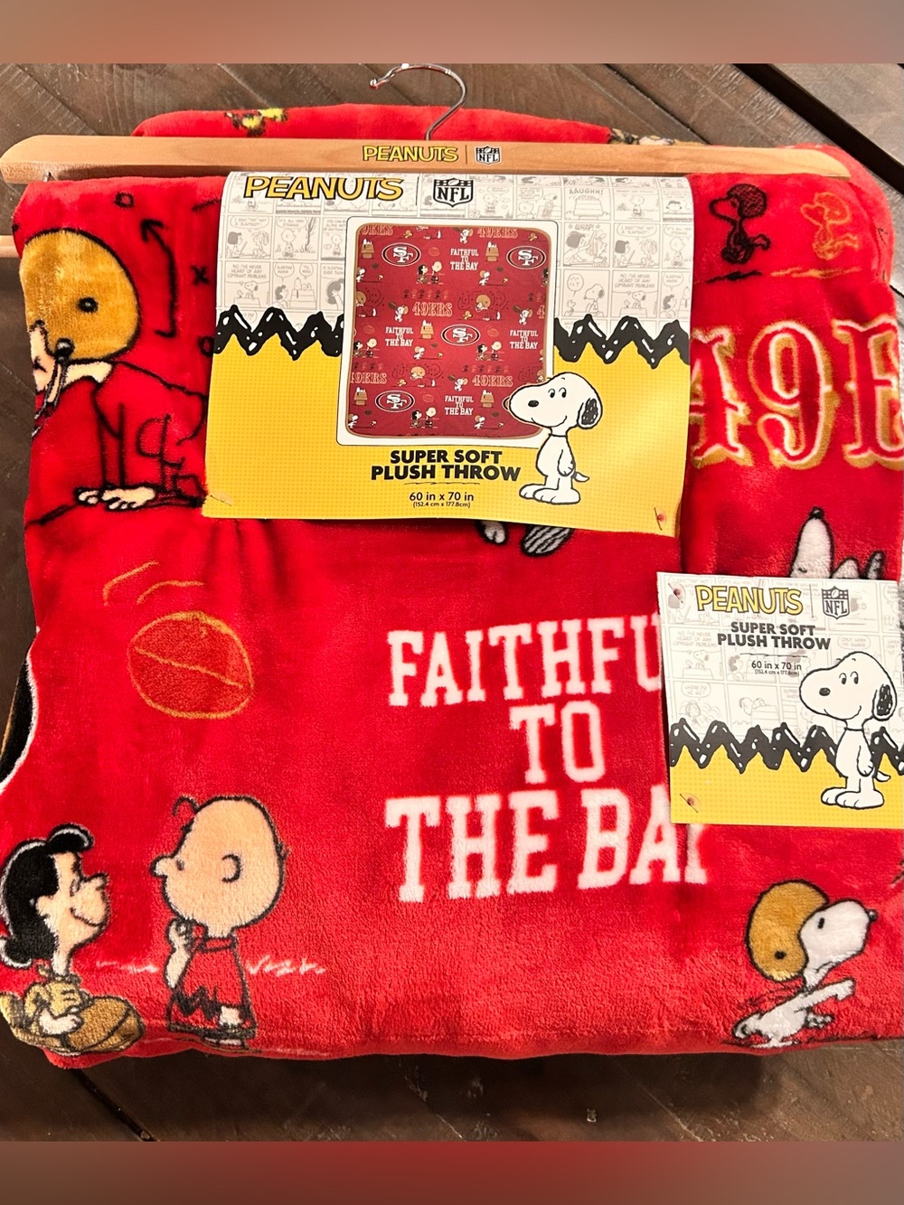 Peanuts x San Francisco 49ers Super Soft Plush Throw Blanket – 60” x 70”